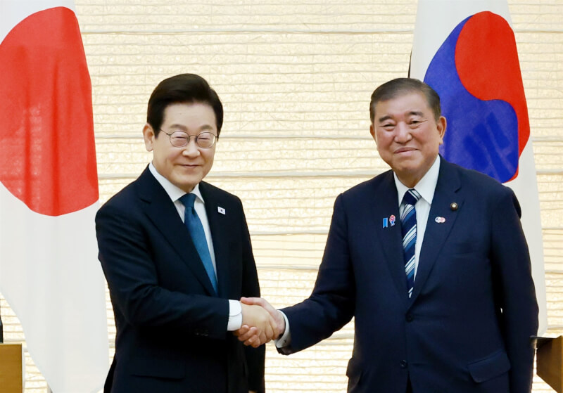 日本首相石破茂(右)23日在官邸與韓國總統李在明(左)會面。(韓聯社)