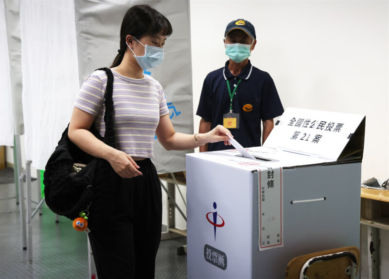 7位國民黨立委罷免案23日舉行。圖為台北市民眾到永安國小投票。中央社記者張新偉攝　114年8月23日