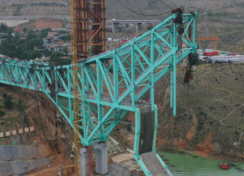 中國川青鐵路青海段興建中的尖扎黃河特大橋22日發生鋼索斷裂事故。（中新社）