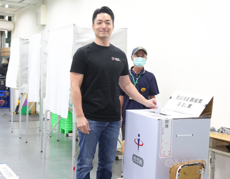 圖為台北市長蔣萬安(前)赴永安國小投下神聖的一票。中央社記者張新偉攝 114年8月23日