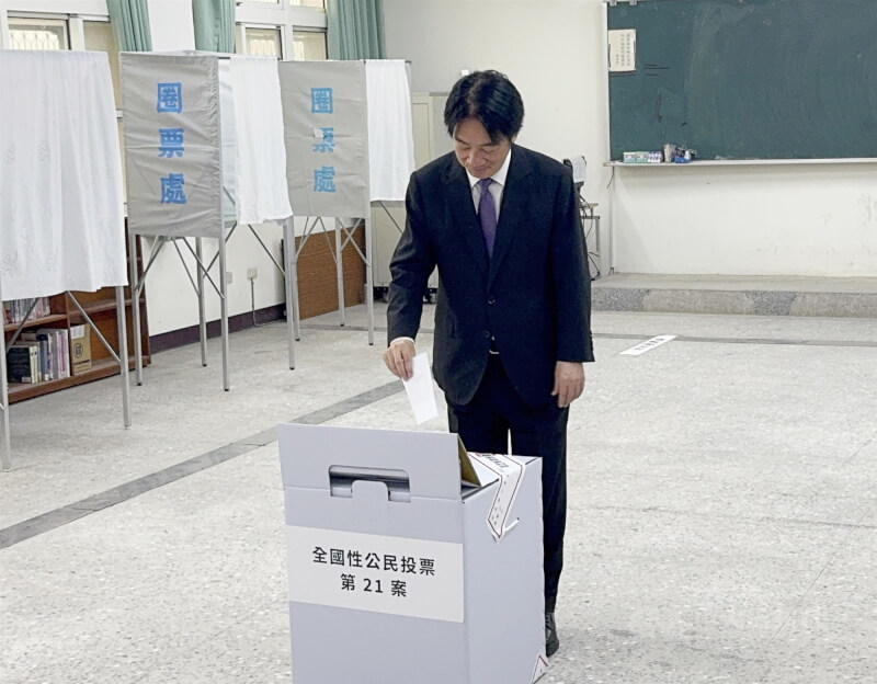 總統賴清德上午回到台南市投下神聖的一票。中央社記者張榮祥台南攝 114年8月23日