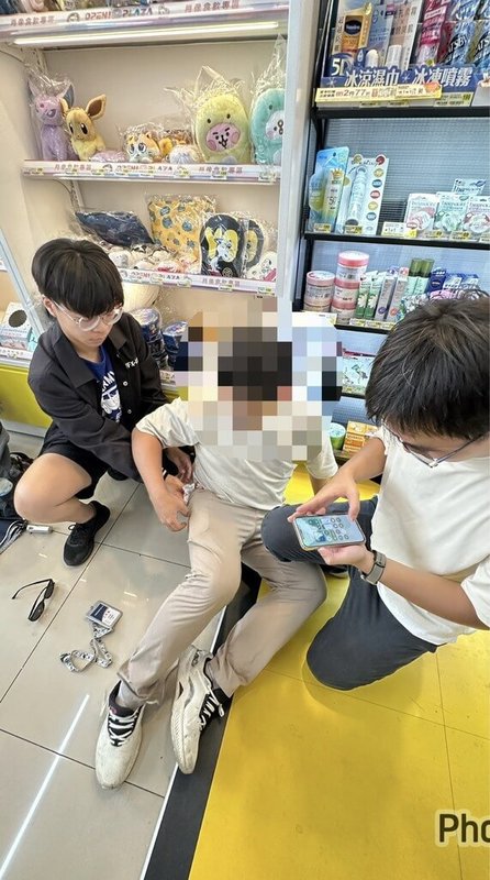 台南市鄭姓男子遭投資詐騙後報警,再向詐騙集團謊稱面交款項,雙方23日約在南區某家超商交款,警方當場逮捕年約30歲的馬來西亞籍男車手。(台南市警局提供)中央社記者張榮祥台南傳真 114年8月23日