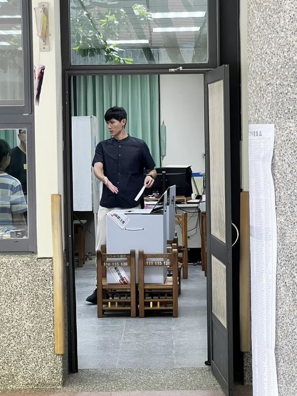 民進黨新竹縣議員歐陽霆23日前往投票,歐陽霆表示,天氣非常好,而身為勇敢的台灣人,不會默不作聲,更是要把握每一次表達意見的機會,無論今天投票結果如何,都尊重民意的走向。(歐陽霆團隊提供)中央社記者郭宣彣傳真 114年8月23日