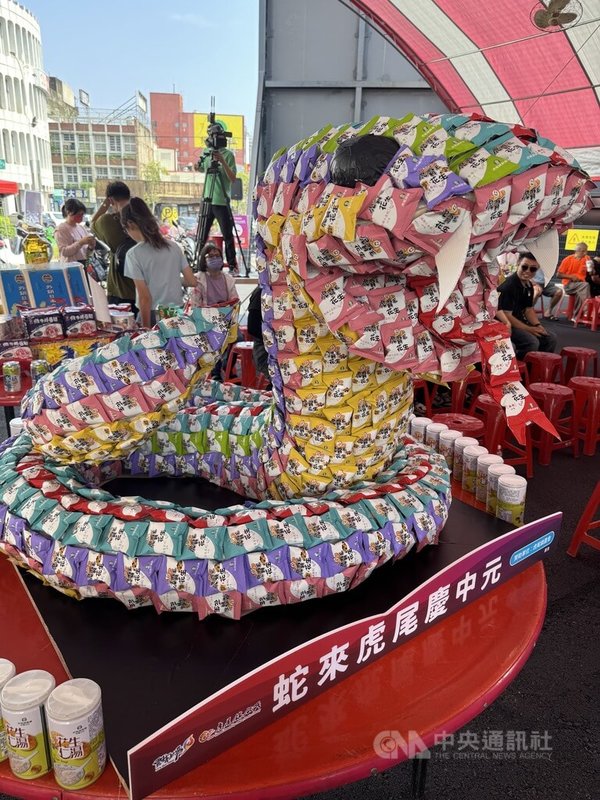 2025虎尾中元文化祭23日正式開跑,8大普度區舉辦聯合開香祭典,現場展示澎湃供品及普桌,其中虎尾農會特地用虎霸王花生堆製「小龍」供品。中央社記者姜宜菁攝  114年8月23日