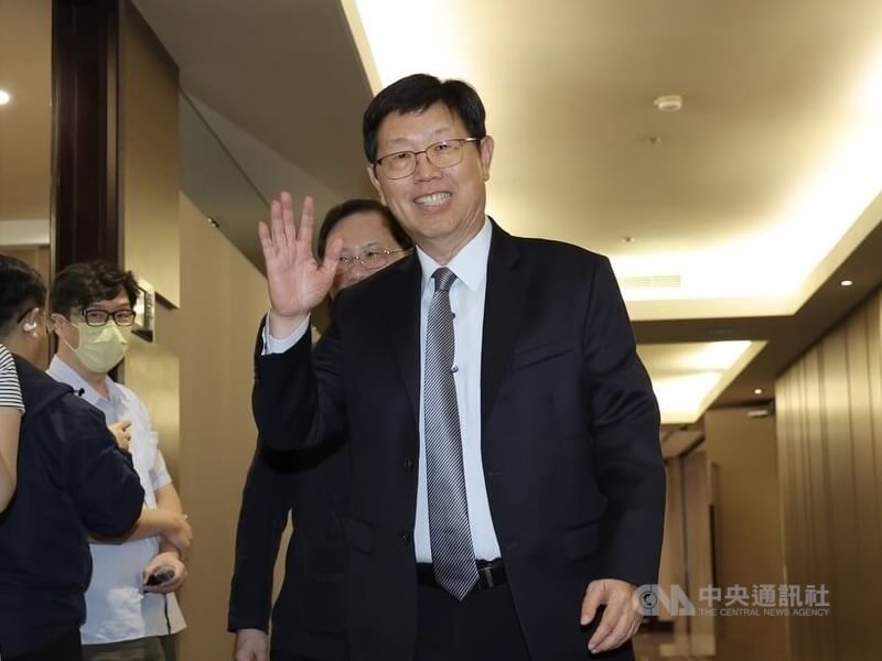台灣區電機電子工業同業公會理監事會18日下午在台北福華大飯店舉辦,鴻海董事長、電電公會理事長劉揚偉(前中)出席,向媒體朋友揮手致意。中央社記者翁睿坤攝 114年8月18日
