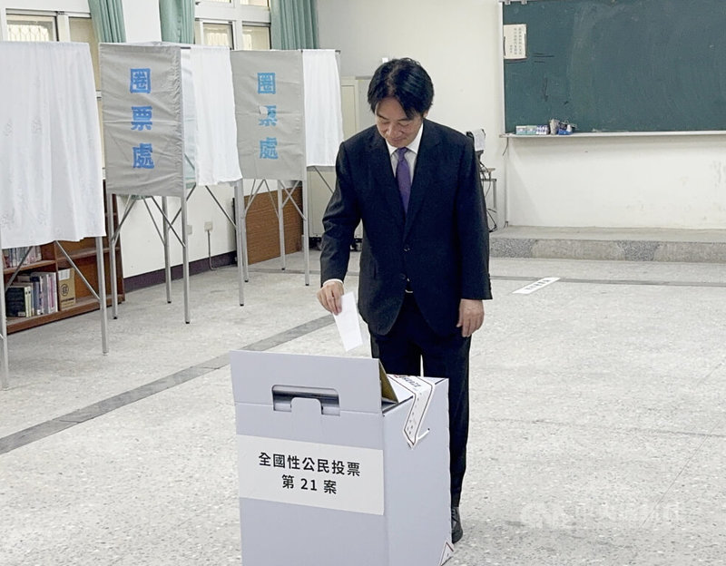 核三重啟公投23日登場，總統賴清德上午回到台南市投下神聖的一票。中央社記者張榮祥台南攝  114年8月23日