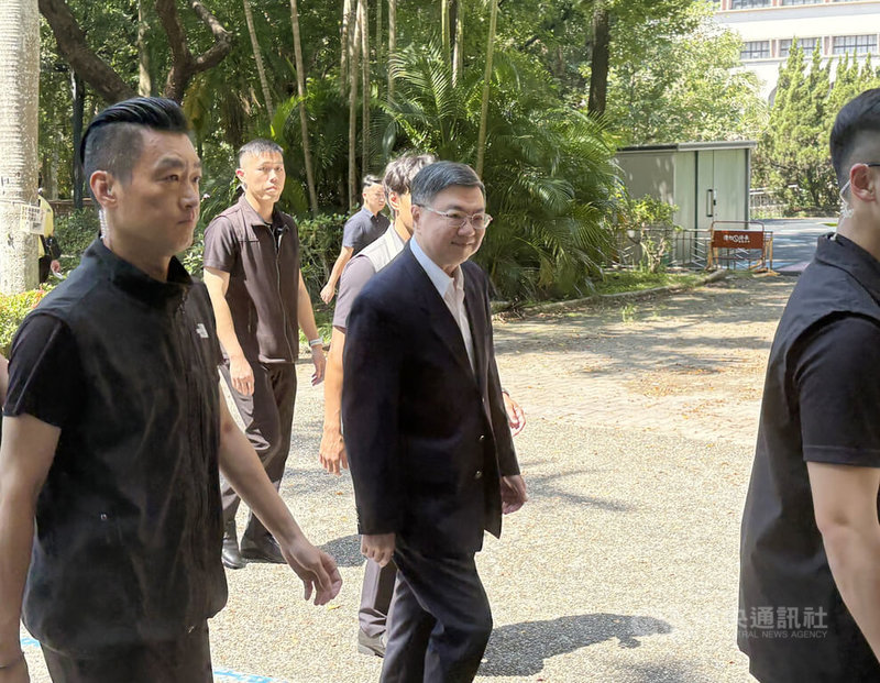 行政院長卓榮泰(中)23日赴台北市內湖區三民國中進行核三重啟公投投票。中央社記者吳書緯攝 114年8月23日