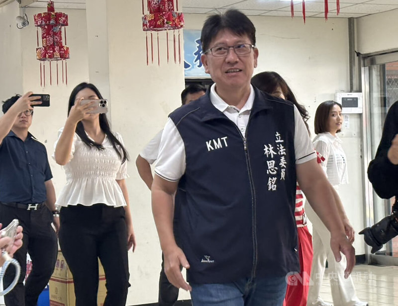 國民黨籍新竹縣立委林思銘（前）罷免案23日投、開票，隨著開票結果逐漸明朗，林思銘傍晚5時許親自出面，自行宣布罷免案不通過。中央社記者郭宣彣攝  114年8月23日