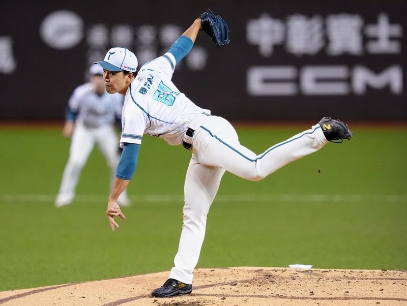 中華職棒台鋼雄鷹隊日籍投手櫻井周斗(前)23日對中信兄弟先發6局失2分,為一軍第2度登板,他24日受訪表示,「今年特別有感觸,也很開心可以繼續(球員生涯)。」(台鋼雄鷹提供)中央社記者楊啟芳傳真 114年8月24日