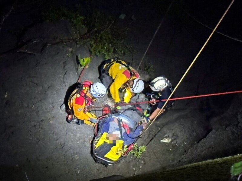 嘉義縣阿里山公路35.8公里處23日深夜發生大型重機車自撞墜谷意外,鄭姓騎士跌落邊坡約50公尺深谷,消防人員架設繩索協助脫困,鄭男被救起時,身體多處擦挫傷,無生命危險。(警方提供)中央社記者黃國芳傳真 114年8月24日
