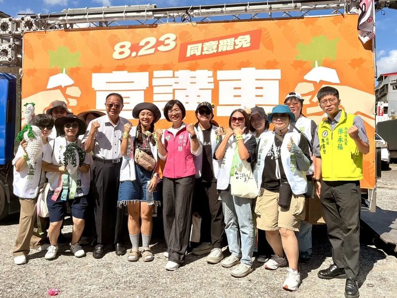 國民黨立委羅明才罷免案投票結果未通過,民進黨新北市黨部主委蘇巧慧(中,粉色背心)24日和罷團車掃謝票並表示,這樣的行動深化台灣的公民運動與民主素養。(民進黨新北市黨部提供)中央社記者王鴻國傳真 114年8月24日