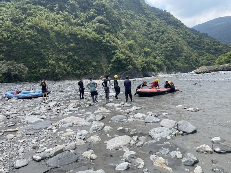 一行7人24日到屏東霧台的溪流玩漂漂河,疑見水流湍急不敢動報案,屏東縣消防局獲報出動,準備下艇協助民眾脫困。(屏東縣消防局提供)中央社記者李卉婷傳真 114年8月24日
