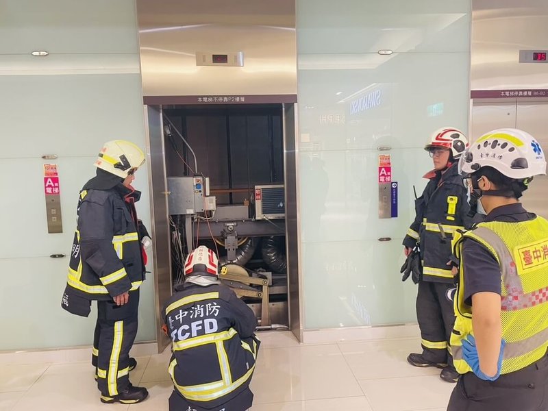台中大遠百一部電梯24日因設備故障,卡在2到3樓之間,有19人受困,消防局趕往救援,電梯公司也出動人員到場處理,協助民眾脫困,幸無人受傷。(民眾提供)中央社記者郝雪卿傳真 114年8月24日
