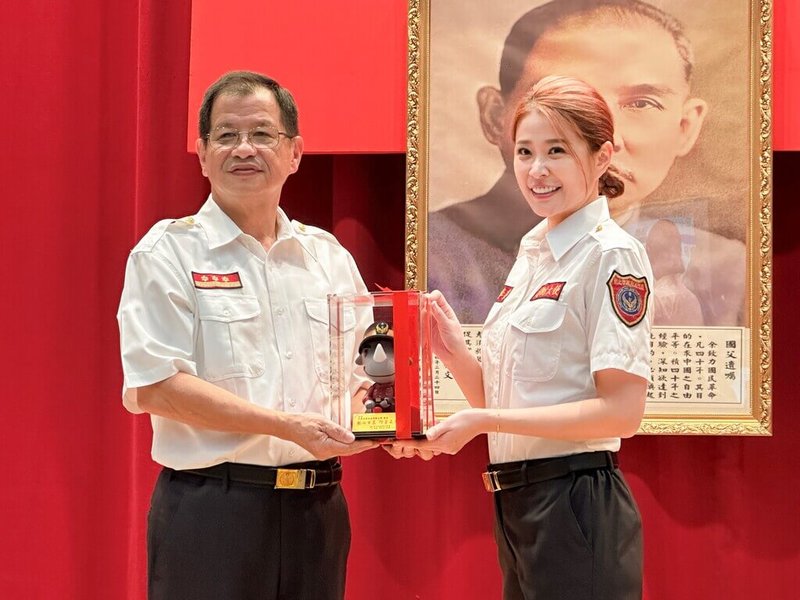 演員李燕(右)自民國112年擔任新北市消防大使,協助推廣火災預防、緊急救護,新北消防局長陳崇岳(左)特別表達感謝,肯定她多年公益。(品牌提供)中央社記者洪素津傳真 114年8月24日