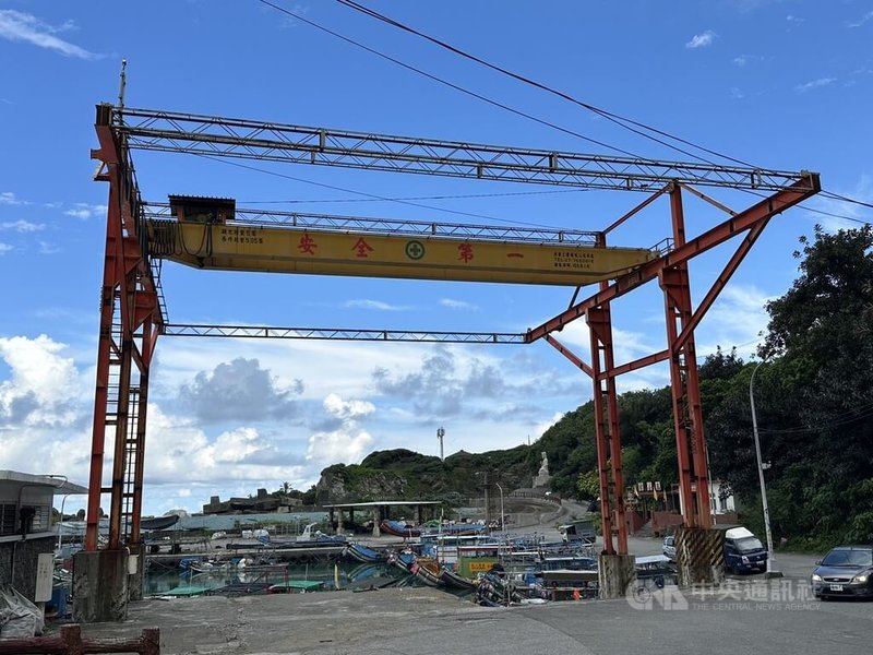 花蓮縣政府在花蓮、石梯漁港裝置固定式起重機（圖），卻閒置多年鏽蝕損壞，遭工安檢查單位勒令停用。中央社記者李先鳳攝  114年8月24日