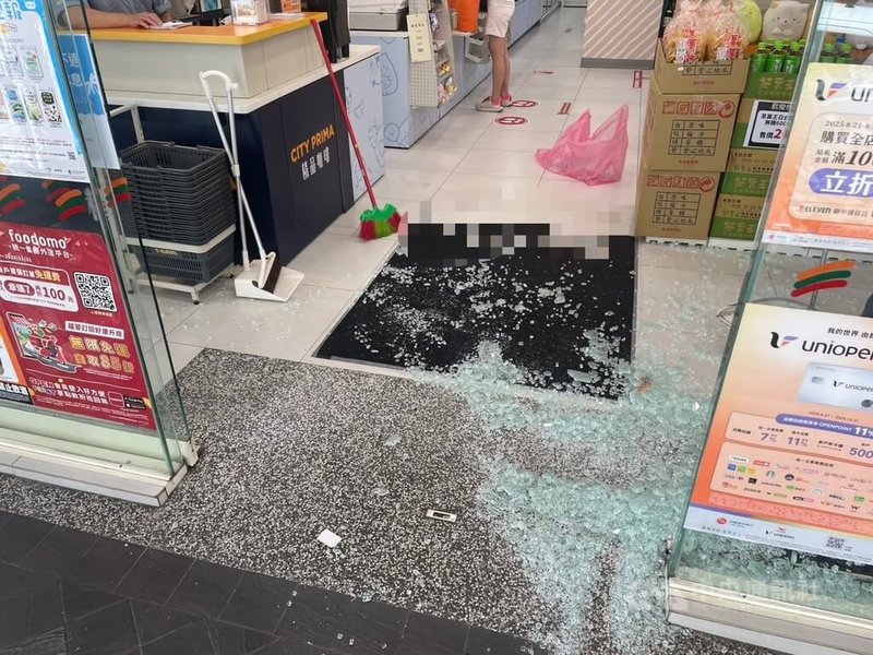 台北市大同區長安西路某間超商大門玻璃24日遭砸損,玻璃碎裂滿地,涉案的40歲吳姓男子離開後,還沿路砸車和破壞早餐店桌椅,造成2名路人受傷。吳男到案後僅稱因心情不好,被依涉違反社會秩序維護法和刑法毀損罪送辦。(翻攝照片)中央社記者黃麗芸傳真 114年8月24日