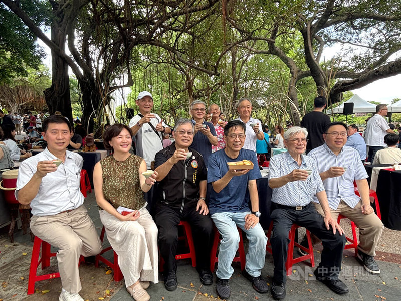 台中市自由路商圈24日在台中公園舉辦台中自由下午茶活動,除在地糕點,也邀請南投縣鹿谷鄉公所參加,帶來凍頂烏龍茶等比賽茶品,營造品茗糕點味覺饗宴。中央社記者郝雪卿攝 114年8月24日