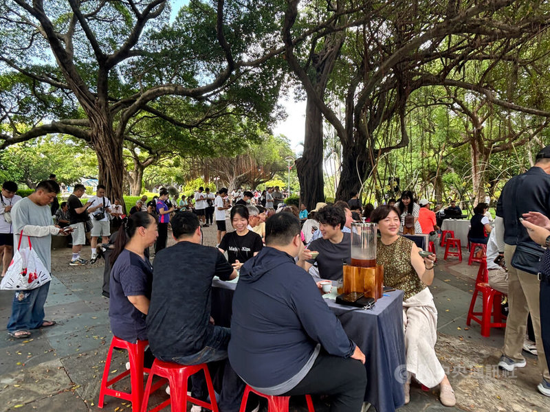 台中市自由路商圈舉辦的台中自由下午茶活動,24日在台中公園大樹蔭下登場,帶領賓客品嚐在地糕點及來自南投鹿谷的比賽茶。中央社記者郝雪卿攝 114年8月24日
