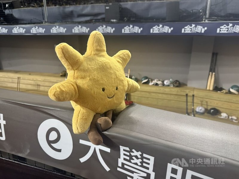 中華職棒台鋼雄鷹隊本季在台北大巨蛋戰績不佳,24日對中信兄弟的賽事,球隊在休息區放上太陽玩偶,希望能帶來好運、搶下勝利。中央社記者楊啟芳攝 114年8月24日