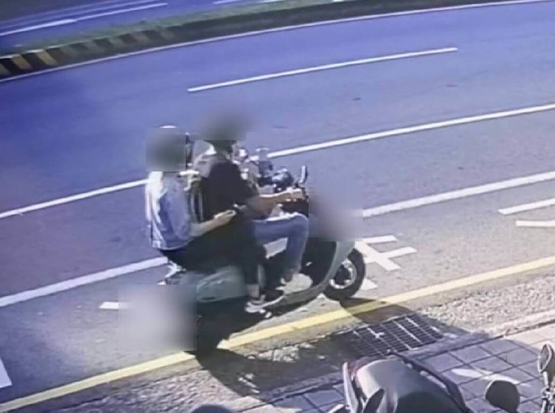 一名男子24日清晨在台中市潭子區某便利商店前,遭騎乘懸掛變造車牌機車的一男一女分持刀械與辣椒水攻擊,警方循線查獲2嫌,依殺人未遂等罪嫌移送台中地檢署偵辦。(民眾提供)中央社記者郝雪卿傳真 114年8月24日