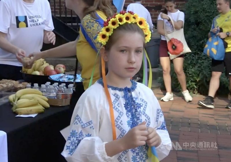 「Vyshyvanka Run」路跑活動吸引不少家庭與孩童共襄盛舉,包括一名身穿傳統刺繡衫「維什萬卡」(Vyshyvanka)的烏克蘭女孩。中央社實習記者王家葳華盛頓攝 114年8月24日