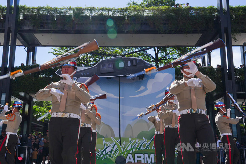國防部24日於北市信義區舉辦九三軍人節嘉年華,圖為陸戰隊儀隊演出高難度的「靜默槍法」。中央社記者游凱翔攝 114年8月24日