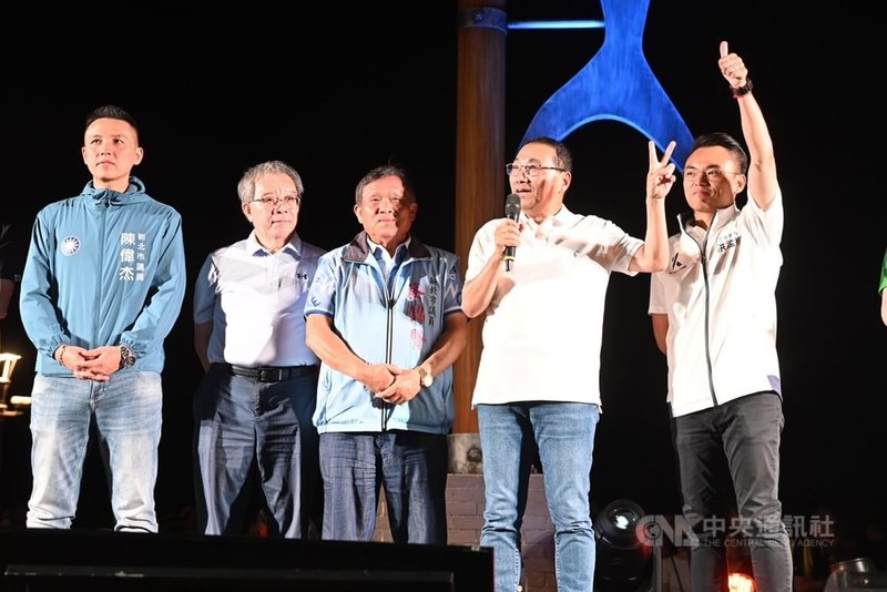 新北市長侯友宜(右2)24日出席淡水漁人碼頭仲夏繽紛樂活動,他致詞表示,待淡江大橋和淡北道路等交通路網建構完成,淡水將更宜居,不再塞車,也會有更多的人來居住。中央社記者王鴻國攝 114年8月24日