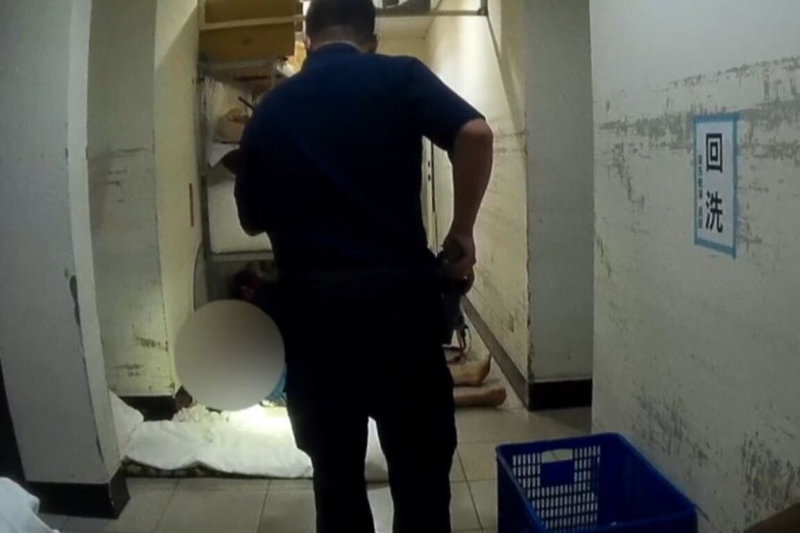 桃園市警局桃園分局表示，員警24日凌晨巡邏時，發現一名男子看到警車後竟躲入汽車旅館員工休息室，對於警方叫喚竟裝睡不予理會，最後更出示他人居留證企圖矇混過關，但仍遭員警識破是逃逸逾11年半移工，後續將依規定移送移民署專勤隊收容。（桃園市警局桃園分局提供）中央社記者吳睿騏桃園傳真  114年8月24日