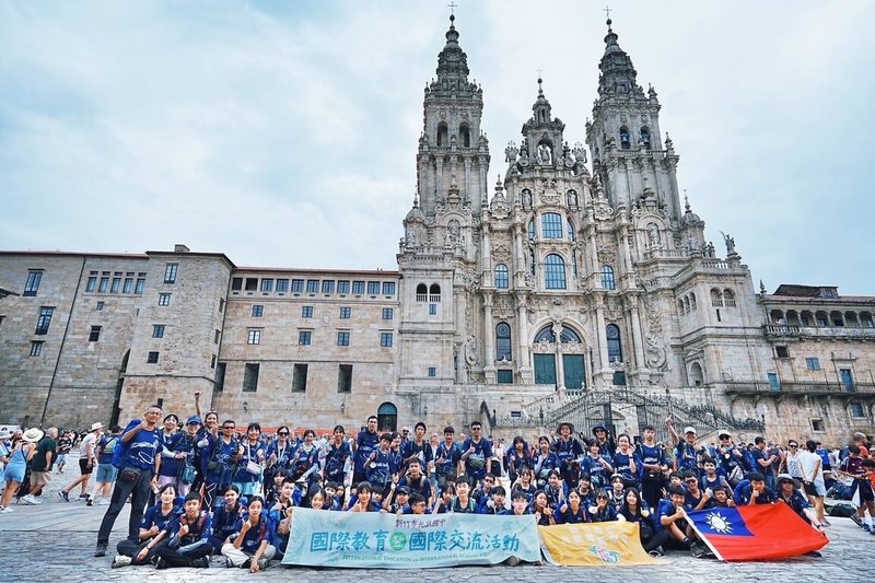 新竹市光武國中師生歷時16天完成西班牙國際走讀與主題學習,走訪多個歷史名城。圖為師生在聖地牙哥主教座堂前合影。(光武國中提供)中央社記者魯鋼駿傳真 114年8月24日