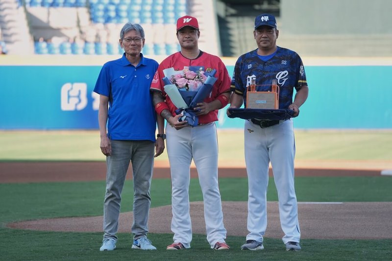 中華職棒味全龍隊林智勝(中)引退賽前新莊最終戰,24日由富邦悍將執行副領隊郭泰源(左)、總教練陳金鋒(右)送上花束及行動卡拉OK,作為退休禮。(富邦悍將提供)中央社記者謝靜雯傳真 114年8月24日