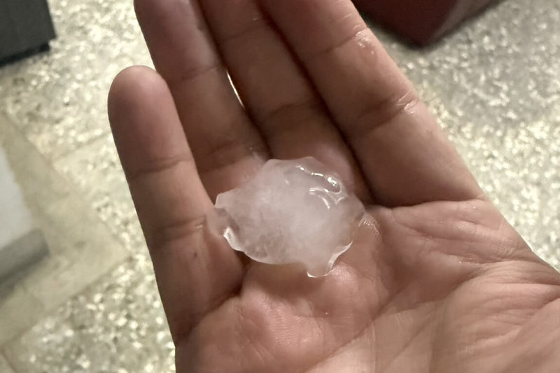 台南部分地區24日下午出現下冰雹情況，時間持續約10、20分鐘，民眾將撿拾的冰雹置於手心拍照留念。（讀者提供）中央社記者楊思瑞台南傳真  114年8月24日