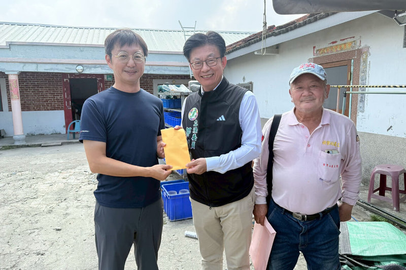民進黨立委郭國文（中）與台中市議員江肇國（左）24日前往台南災區關心重建情形，將新台幣57.2萬元善款捐給台灣心義工團，並感謝台中市應天宮蘇府王爺廟響應捐款。（郭國文服務處提供）中央社記者楊思瑞台南傳真　114年8月24日