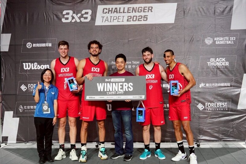 2025 FIBA 3x3台北挑戰賽24日圓滿落幕,由來自阿姆斯特丹的隊伍奪冠,市長蔣萬安(右3)親自頒獎,強調北市府將持續全力支持3x3籃球賽,希望球賽未來愈來愈旺。(台北市政府提供)中央社記者楊淑閔傳真 114年8月24日