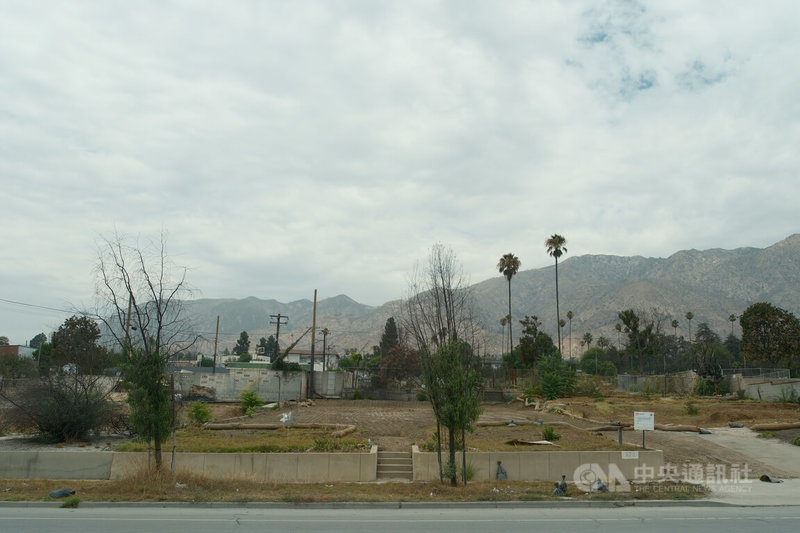 洛杉磯郊區艾塔迪那(Altadena)在伊頓野火發生7個月後,受災建築多已移平,等待重建。中央社實習記者周順興洛杉磯攝 114年8月24日