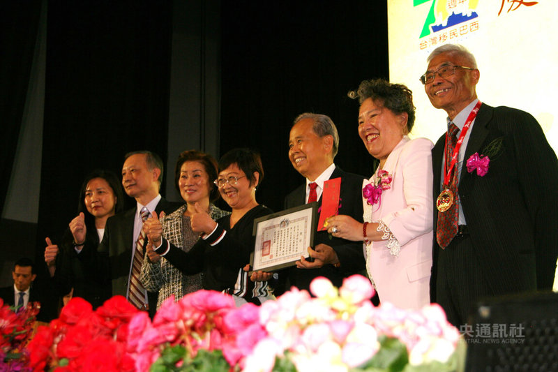 巴西聖保羅僑界23日舉行「台灣移民巴西70週年慶祝活動」,「巴西台灣移民史—根」一書榮獲2024年僑聯文教基金會華文著述獎社會科學類第一名,為台灣人在巴西的移民史研究的重要里程碑。中央社記者唐雅陵聖保羅攝 114年8月24日
