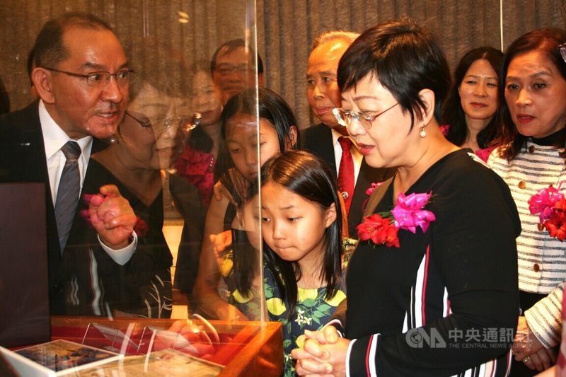巴西聖保羅僑界23日舉行「台灣移民巴西70週年慶祝活動」,僑委會委員長徐佳青(右)親臨移民文物展觀賞展出內容,展覽呈現第一代台灣移民渡海來巴西的珍貴歷史文物與照片。中央社記者唐雅陵聖保羅攝 114年8月24日