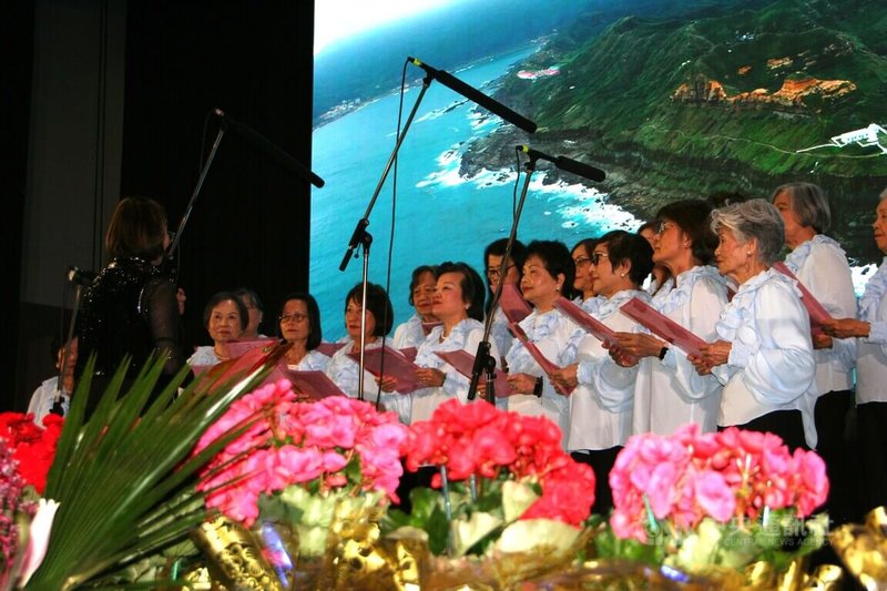 巴西聖保羅僑界23日舉行「台灣移民巴西70週年慶祝活動」,博愛合唱團於慶祝活動中溫馨登台,成員以悠揚歌聲傳遞對台灣故鄉的思念與對新家園的熱愛。中央社記者唐雅陵聖保羅攝 114年8月24日