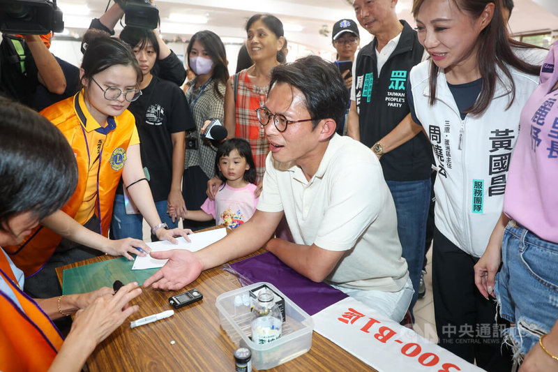 「亮金菁城堡樂園 祖孫愛無限」活動24日下午在新北市三重區永盛公園舉行,民眾黨主席黃國昌(前中)到場參與,並在人員協助下進行血糖檢測。中央社記者吳家昇攝 114年8月24日