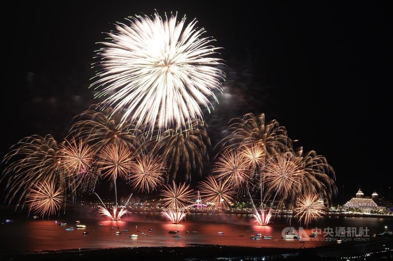 新北市「淡水漁人碼頭仲夏繽紛樂」煙火秀24日迎來最終場,以「戀人之橋」為主題,拱型特效煙火勾勒出愛情吊橋意象。中央社記者徐肇昌攝 114年8月24日