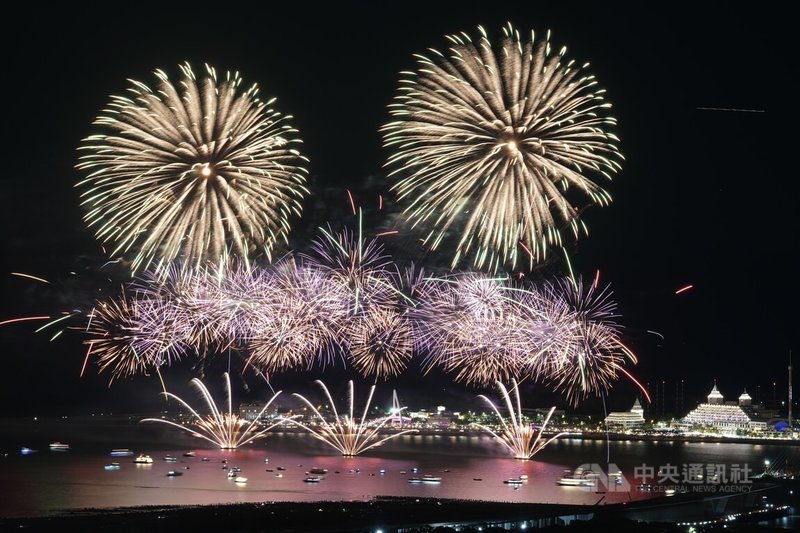 新北市「淡水漁人碼頭仲夏繽紛樂」煙火秀最終場24日晚間施放,主題為「戀人之橋」,以七夕鵲橋為靈感,融合多層次煙火特效與水面光影設計。中央社記者徐肇昌攝 114年8月24日