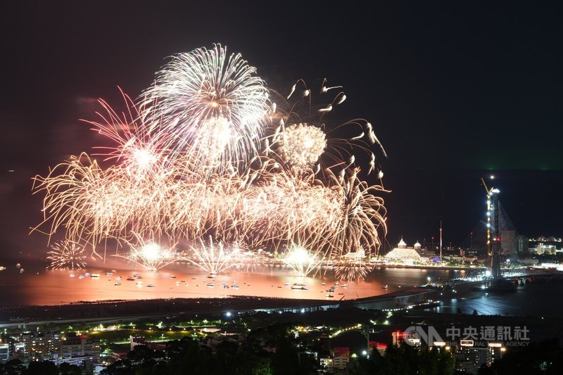 新北市「淡水漁人碼頭仲夏繽紛樂」煙火秀24日晚間為最終場,煙火施放長達600秒,帶來淡水河上震撼的視覺享受。中央社記者徐肇昌攝 114年8月24日