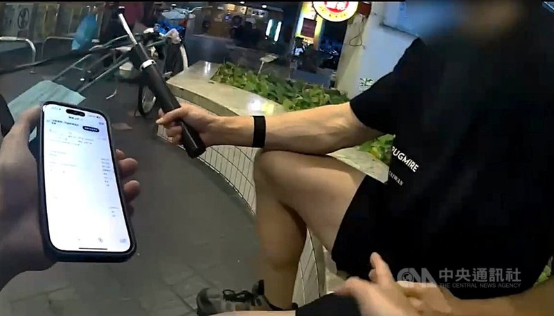 美籍男子普格米爾（Jacob Pugmire）因案遭通緝，新北市淡水分局員警22日發現他正在直播，循線越區至台北市忠孝東路將人逮捕歸案。（翻攝照片）中央社記者王鴻國傳真 114年8月24日