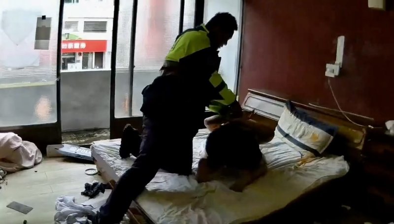 新竹市一名男子日前揚言輕生,警方獲報到場赫見男子持槍,經迅速應變並在多組警力支援下,手持盾牌衝入房內,並使用辣椒水將其壓制,確認男子拿的是外型類似手槍的辣椒噴霧器,虛驚一場,隨後上銬送醫安置。(新竹市警察局提供)中央社記者魯鋼駿傳真 114年8月24日