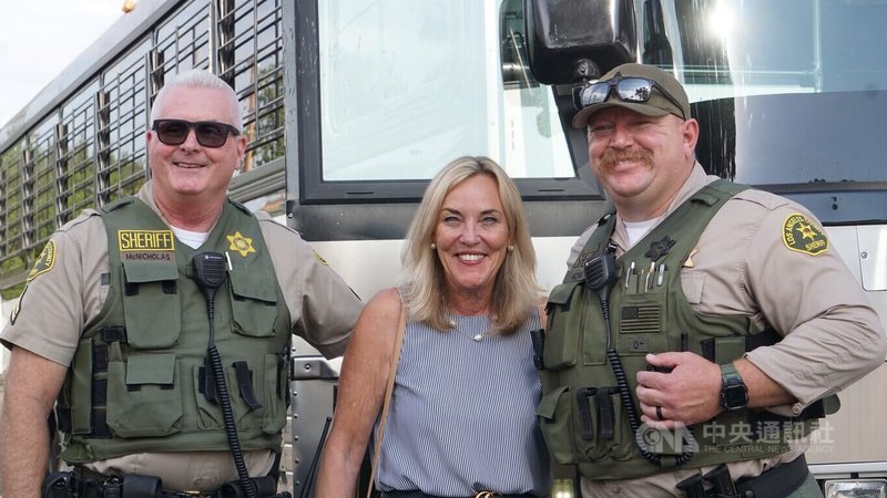 洛杉磯郡長巴格(Kathryn Barger)(中)23日出席艾塔迪那(Altadena)警局與民間單位合辦的趣味競賽,為洛杉磯野火災後重建募款。中央社記者林宏翰洛杉磯攝 114年8月24日