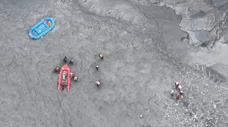 有民眾24日揪團到屏東霧台搭艇玩漂漂河，卻意外撞上山壁，7人全落水，自行爬至附近灘地報案，消防局獲報馳援，平安將人救出。（屏東消防局提供）中央社記者李卉婷傳真　114年8月24日