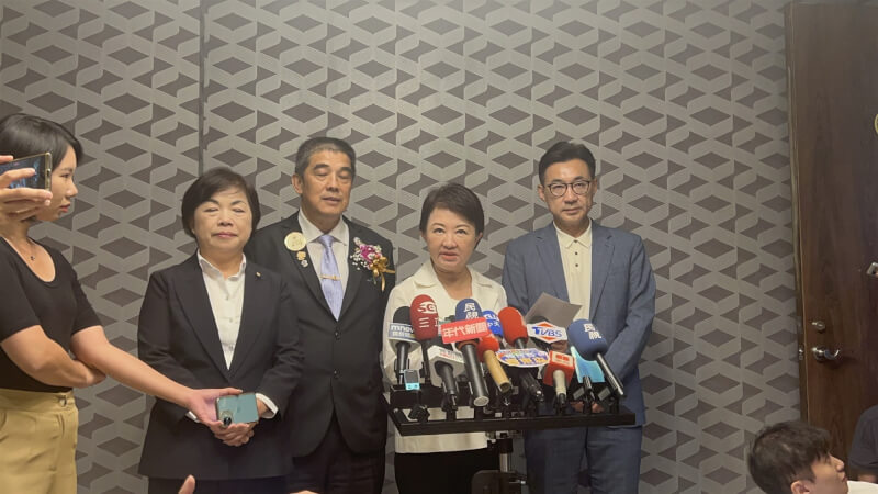 台中市長盧秀燕(右2)24日接受媒體聯訪。 中央社記者郝雪卿攝 114年8月24日