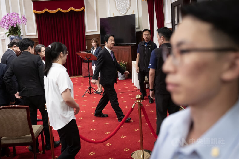 總統賴清德（中）23日晚間在總統府就罷免案與公投投票結果發表談話。中央社記者趙世勳攝  114年8月23日