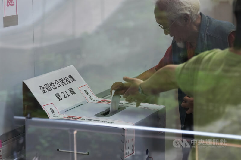 核三重啟公投23日舉行,民眾在選務人員指引下,於台北市天母國小投開票所投票。 中央社記者徐肇昌攝 114年8月23日
