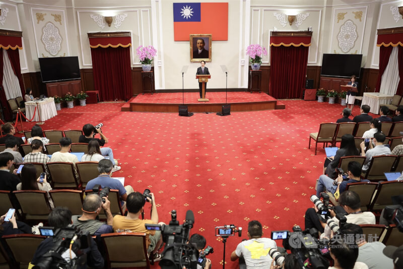 罷免案與核三延役公投結果底定,總統賴清德(後中)23日晚間發表公開談話指出,為持續守住國家關鍵任務,他已請多次請辭的行政院長卓榮泰留任,執政團隊也將有包含必要人事改組在內等4項調整。(中央社檔案照片)