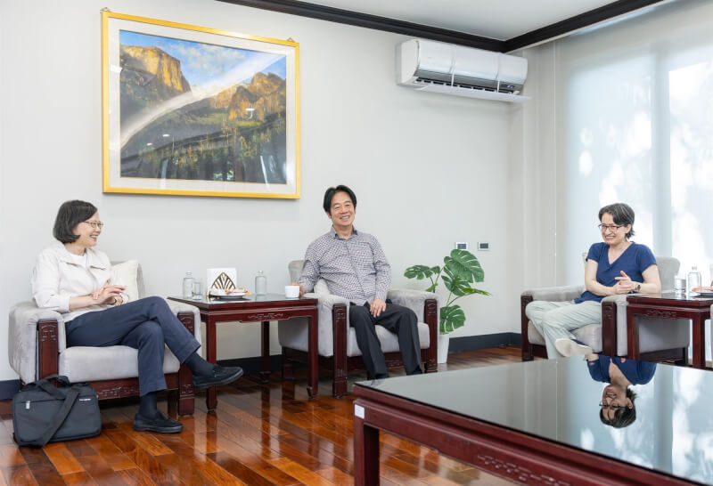 前總統蔡英文(左)24日下午與總統賴清德(中)、副總統蕭美琴(右)在賴總統官邸見面。(圖取自facebook.com/tsaiingwen)